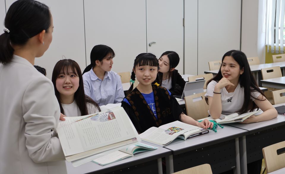 会話を中心にレベル別クラスでネイティブから学ぶ